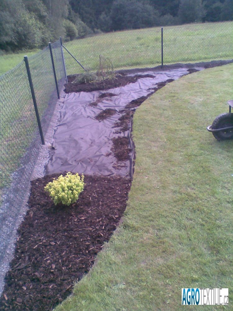 Netkaná textílie černá 50g 0,2m x 100m váha role 0,5kg