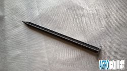 Hřeb plastový k obrubníku 25cm